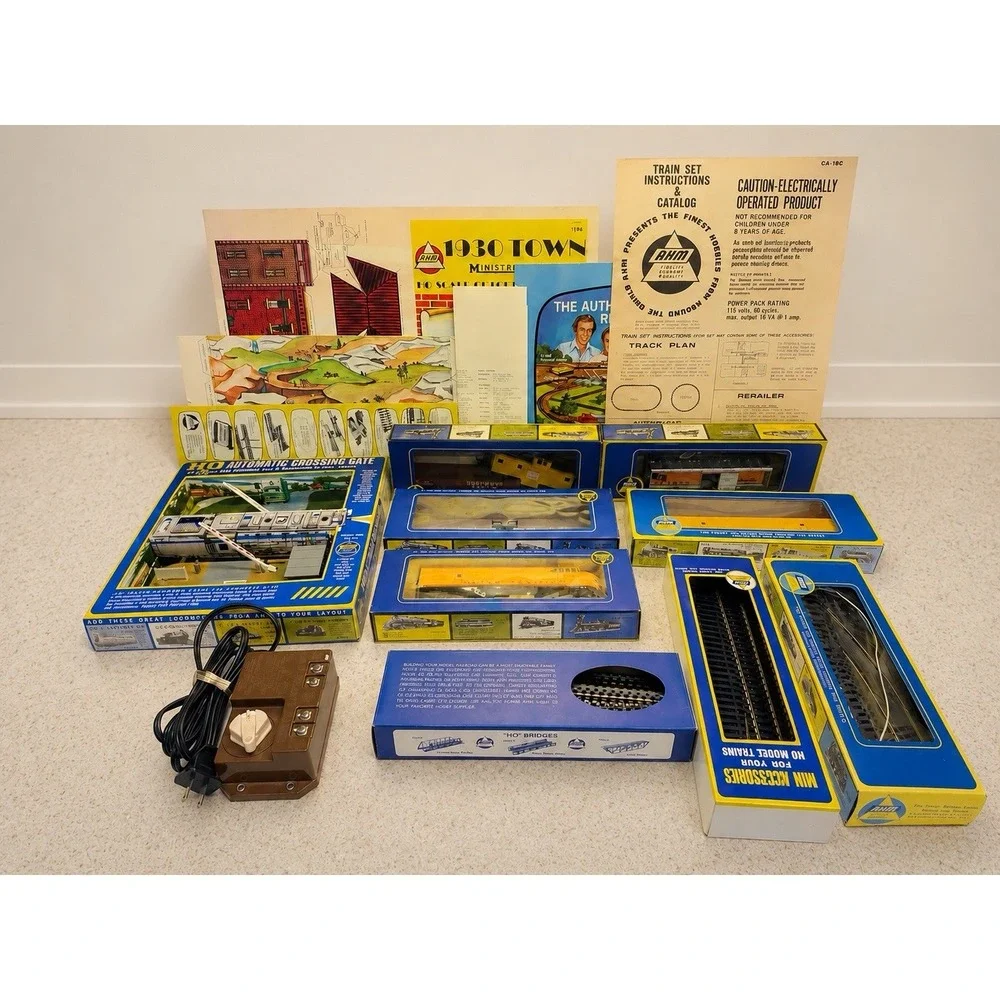 AHM HO Scale Electric Train Set Lot 5 Cars, 1 Locomotive, Crossing Gate And More